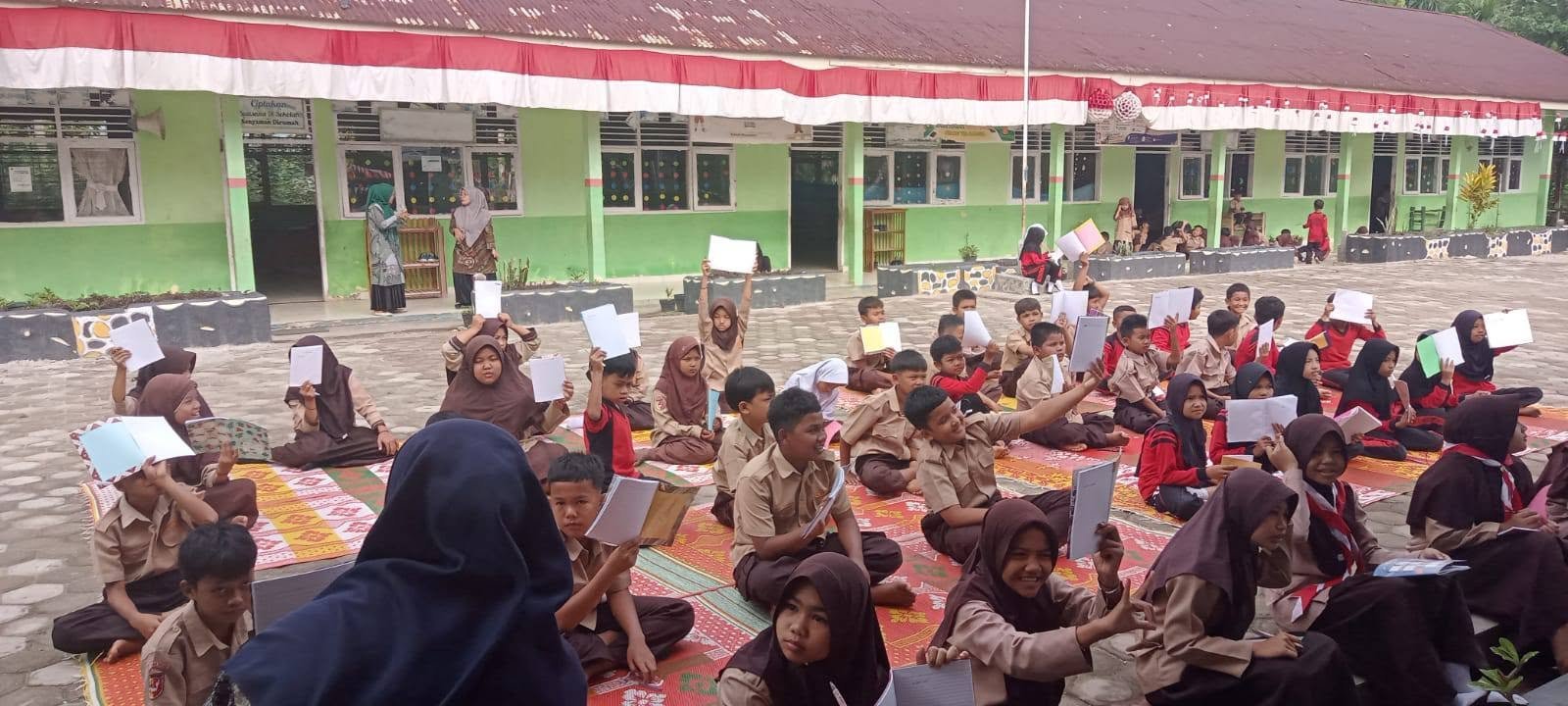 Segenap Siswa dan Guru Meriahkan HUT RI di Lapangan Sekolah SDN 6 Kumanis